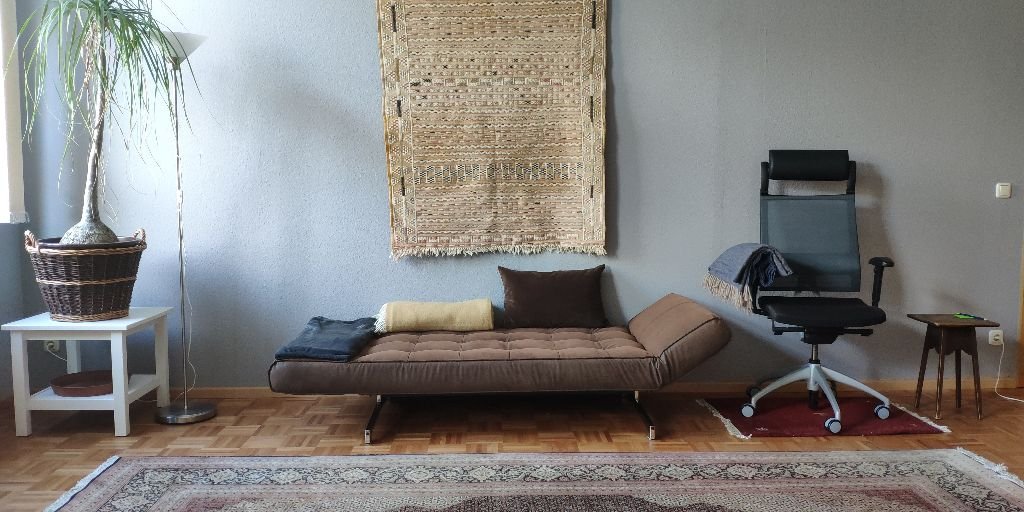 Consulta de psicoanálisis en Berlín-Lichtenberg. Un sofá, un sillón, parquet, alfombra, plantas.